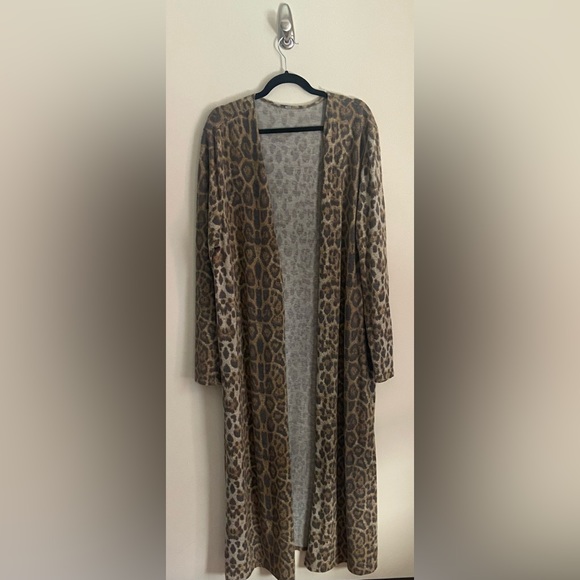 Women’s 2X/3X Cheetah Print Long Cardigan. Fleece Material. - Picture 3 of 4